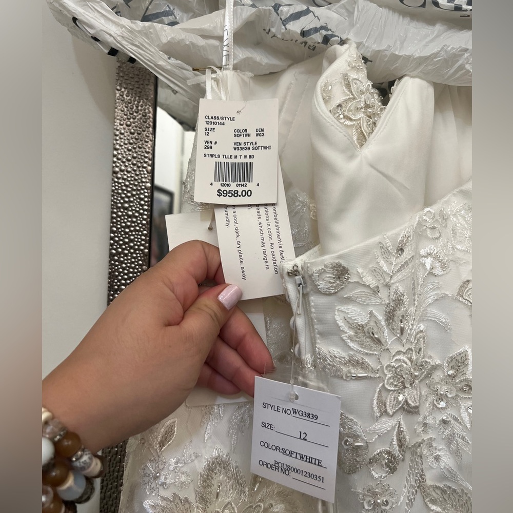 Never used wedding dress !! Only worn when tried on ! JEWEL By David’s Bridal - Picture 13 of 14